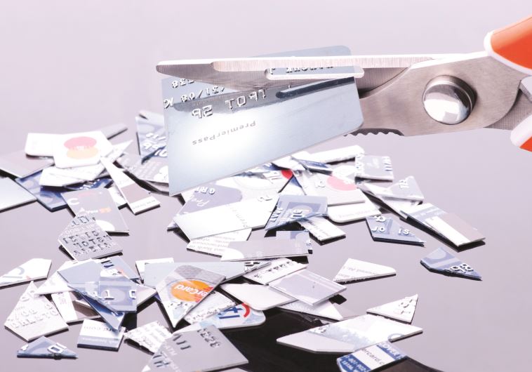 גזירת כרטיסי אשראי (צילום: אילוסטרציה)