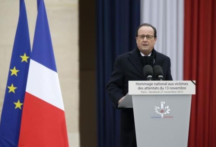 פרנסואה הולנד בטקס לקורבנות פיגועי הטרור בפריז (צילום:  רויטרס)