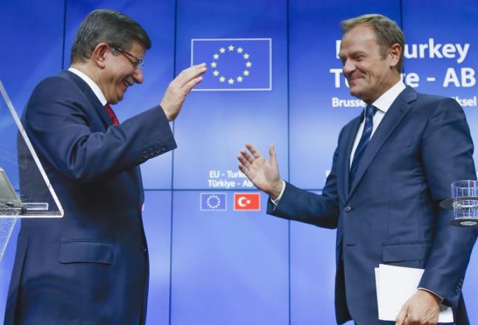 ראש הממשלה הטורקי אהמט דבוטאולו ונשיא המועצה האירופית דונלד טוסק (צילום:  רויטרס)
