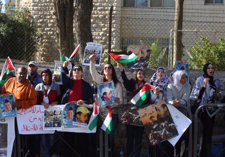 הפגנה נגד רוצחי מוחמד אבו חדיר מחוץ לבית המשפט המחוזי בירושלים. צילום: מרק ישראל סלם