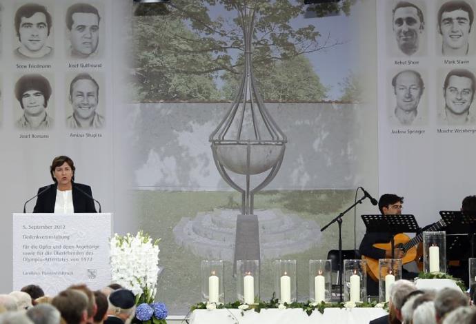 אנקי ספיצר בטקס לזכר חללי הטבח במינכן (צילום:  רויטרס)