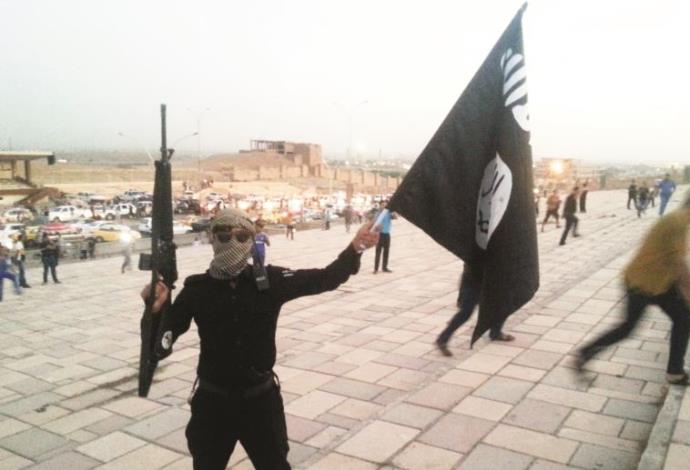 לוחם דאעש  (צילום:  רויטרס)