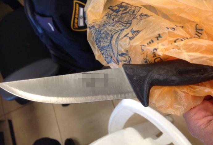 הסכין שנמצאה על הפלסטינית (צילום:  חטיבת דובר המשטרה)