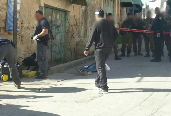 זירת הפיגוע בכניסה לבית הדסה (צילום:  אלישיב צביאל)