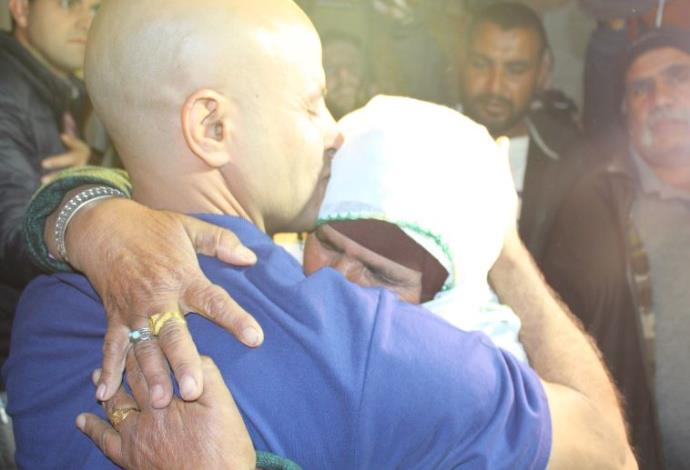 המפגש הראשון בין האסיר המשוחרר עודה טראבין לאמו (צילום:  יאסר עוקבי)