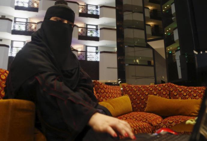 אחת הנשים המועמדות בבחירות המקומיות בערב הסעודית (צילום:  רויטרס)