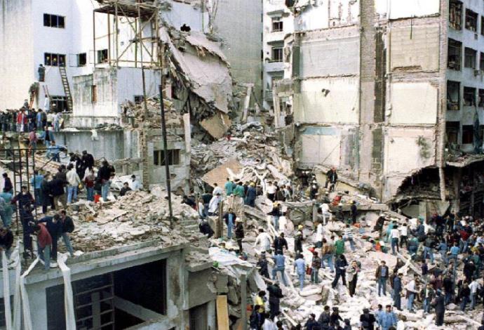 פעולות החילוץ לאחר הפיגוע בבניין הקהילה היהודית בבואנוס איירס (צילום:  רויטרס)