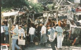 זירת הפיגוע בקו 5 בתל אביב ב־1994 (צילום: יוסי אלוני)