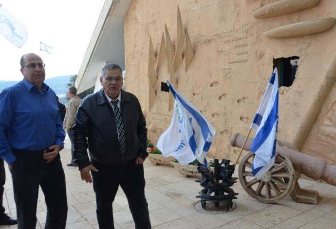 משה יעלון עם ראש עיריית מגדל העמק אלי ברדה (צילום:  דוברות עיריית מגדל העמק)