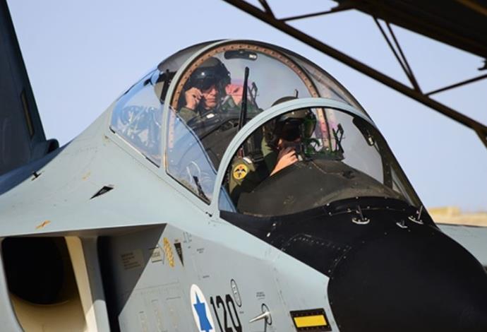 סגן י', אחיה של תמר אריאל ז"ל, בטיסת מבחן עם מפקד חיל האוויר (צילום:  דובר צה"ל)