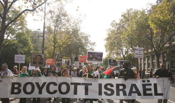 הפגנה הקוראת לחרם על ישראל בפריז (צילום: AFP)