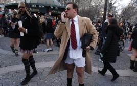 איש ללא מכנסיים מדבר בטלפון בניו יורק (צילום: רויטרס)