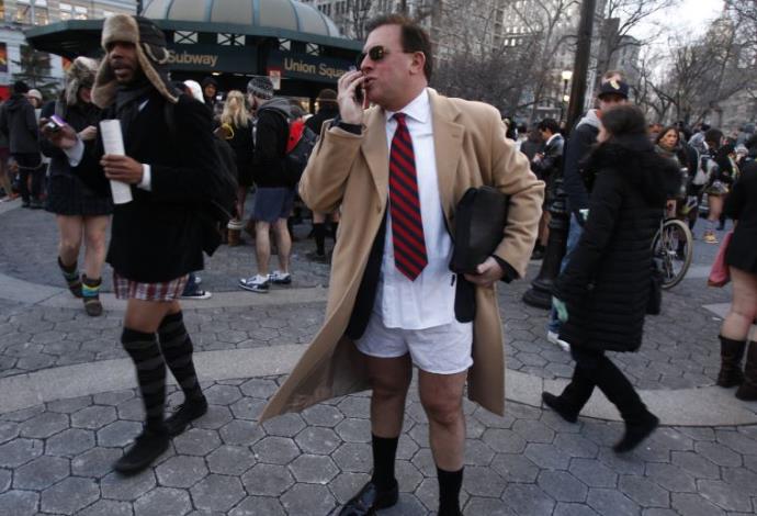 איש ללא מכנסיים מדבר בטלפון בניו יורק (צילום:  רויטרס)