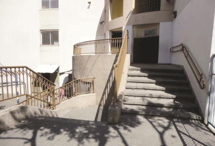 מדרגות חצר בית ספר (צילום:  מתוך דוח מבקר המדינה)