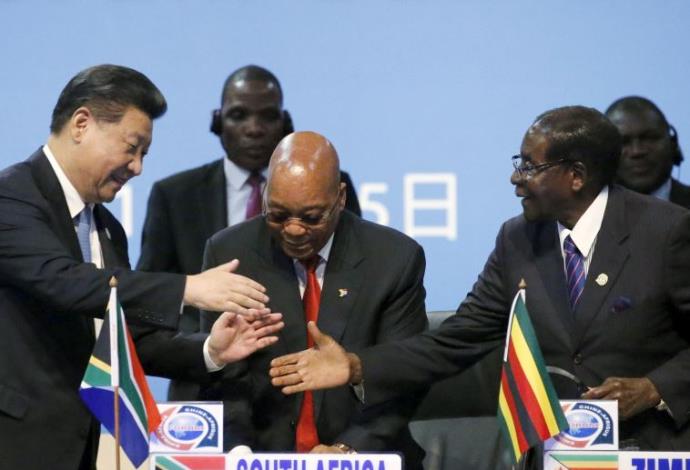 נשיא זיבממווה רוברט מוגבה לוחץ את ידו של נשיא סין שי ג'ינפינג (צילום:  רויטרס)