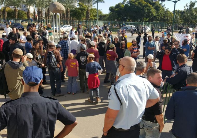 הפגנה של תומכי העצורים ברצח בדומא מחוץ לבית המשפט 