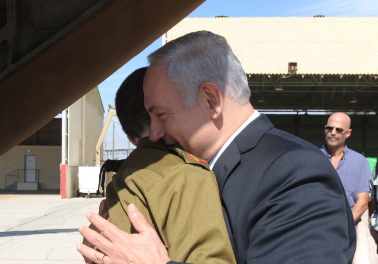 ראש הממשלה בנימין נתניהו מקבל את פני גלעד שליט בחזרה משבי חמאס. צילום: אבי אוחיון, לע