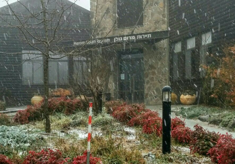 שלג נערם במרום גולן. צילום: פיני ירון, תיירות מרום גולן