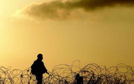 חייל צה"ל מסייר על הגבול  (צילום: רויטרס)