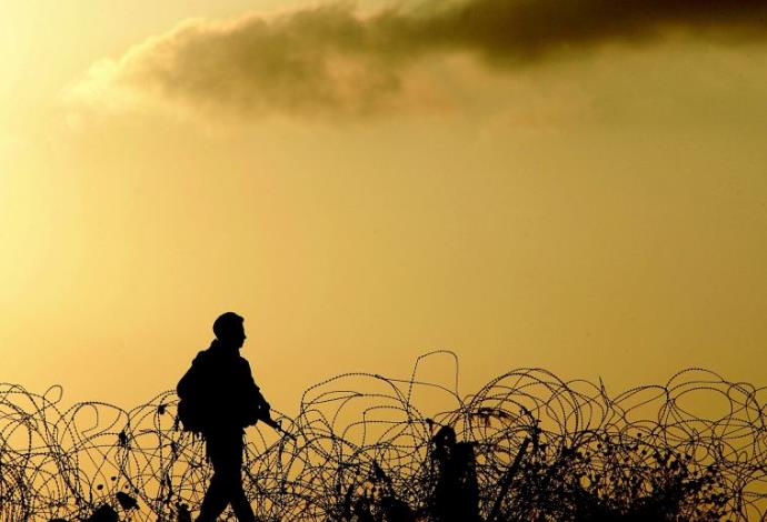 חייל צה"ל מסייר על הגבול  (צילום:  רויטרס)