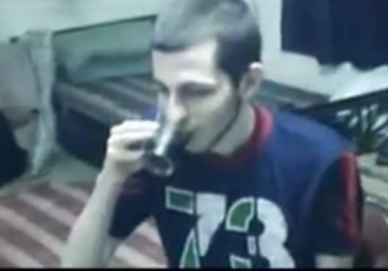 שליט שותה מים בשבי. צילום מסך מתוך הסרטון של חמאס