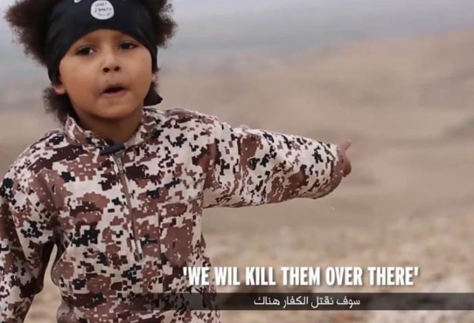 ילד במדי דאעש (צילום:  צילום מסך Mirror)