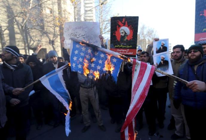מפגינים שיעים מול שגרירות סעודיה בטהראן מוחים על הוצאתו להורג של אל-נימאר, 3.1.16 (צילום:  רויטרס)