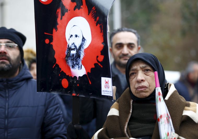מפגינים שיעים מול שגרירות סעודיה באיסטנבול מוחים על הוצאתו להורג של אל-נימאר, 3.1.16. צילום: רויטרס