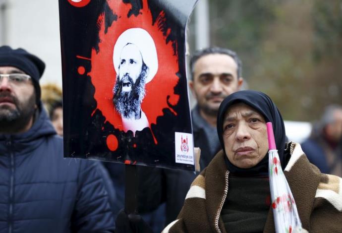 מפגינים שיעים מול שגרירות סעודיה באיסטנבול מוחים על הוצאתו להורג של אל-נימאר, 3.1.16 (צילום:  רויטרס)