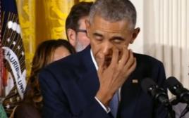אובמה מזיל דמעות בבית הלבן  (צילום: רויטרס)
