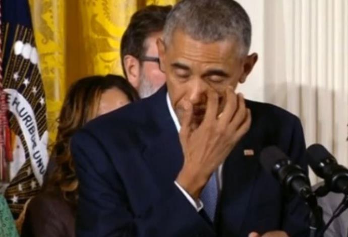 אובמה מזיל דמעות בבית הלבן  (צילום:  רויטרס)