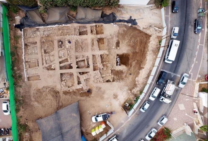 שרידי המצודה הכנענית בנהריה (צילום:  גיא פיטוסי, באדיבות רשות העתיקות)