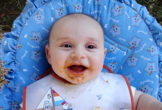 תינוק אוכל (צילום:  נמרוד גנצרסקי)
