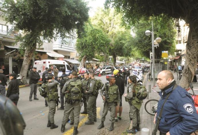 שוטרים בלב תל אביב לאחר הפיגוע (צילום:  אבשלום ששוני)