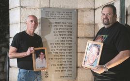 רון קרמן (משמאל) ויוסי צור עם תמונות ילדיהם באנדרטה לזכר נרצחי הפיגוע בקו 37 (צילום: דורון גולן, סוכנות ג'יני)
