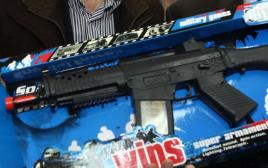 רובה צעצוע (צילום: קובי גדעון, פלאש 90)