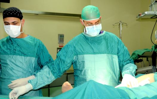 ד"ר אסף לקר בעת הניתוח החדשני, צילום: יח"צ סורוקה.