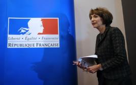 שרת הבריאות של צרפת, מריסול טוראן, מגיעה למסיבת עיתונאים בעיר רן, (צילום: רויטרס)