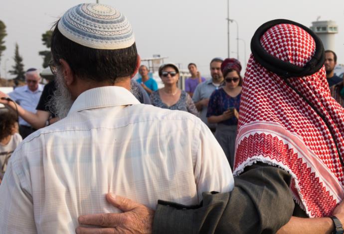 תפילה משותפת ליהודים ומוסלמים בגוש עציון. ארכיון (צילום:  פלאש 90)