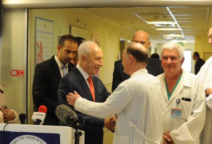 שמעון פרס עם רופאי בית החולים שיבא (צילום:  אבשלום ששוני)