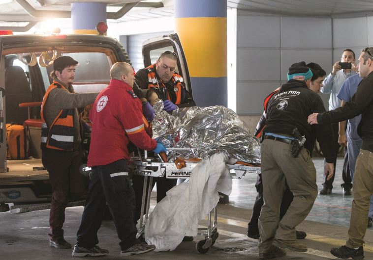פינויה של מיכל פורמן לבית החולים לאחר שנפגעה בפיגוע בתקוע. צילום: יונתן זינדל, פלאש 90