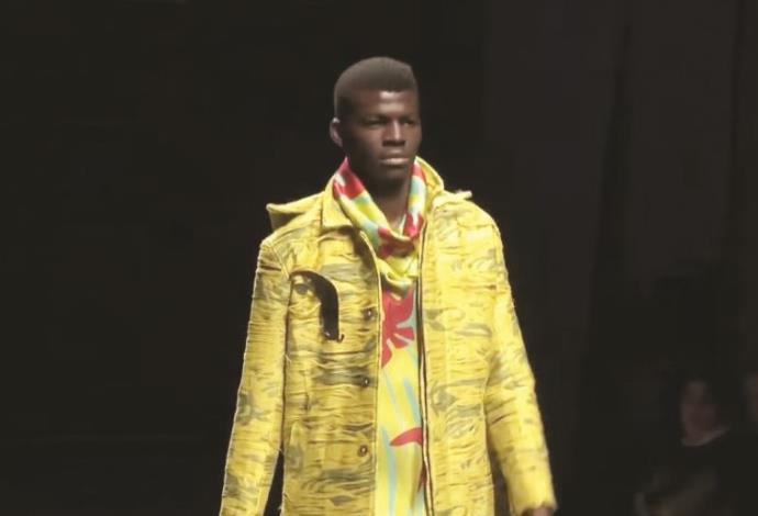 פליט אפריקאי בתצוגת אופנה בפירנצה (צילום:  צילום מסך)