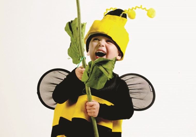 ילד עם פרח. צילום: מועצת הדבש