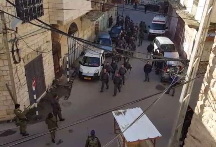 כוחות הביטחון בפינוי בחברון (צילום:  חברים לשעת צרה)