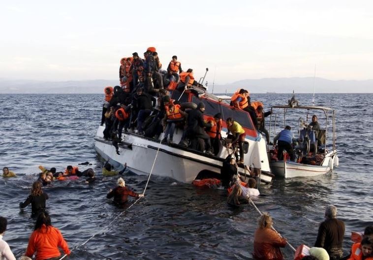 פליטים ליד חופי יוון. צילום: רויטרס