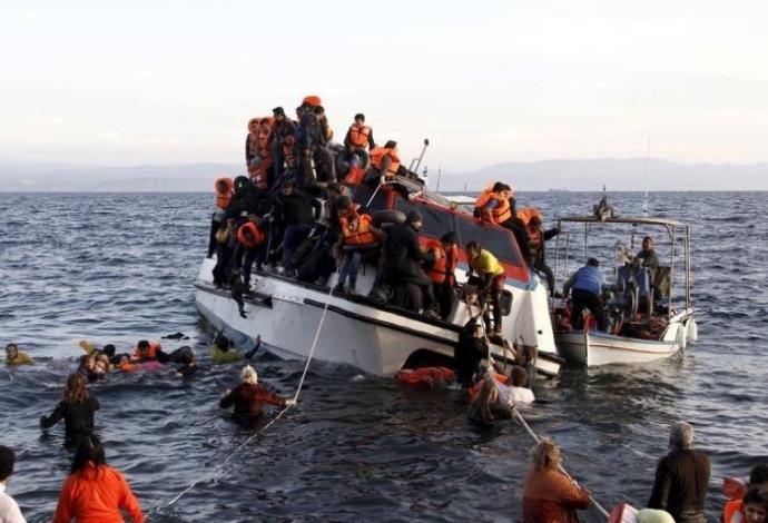 חילוץ פליטים שטבעו ליד חופי יוון, ארכיון (צילום:  רויטרס)
