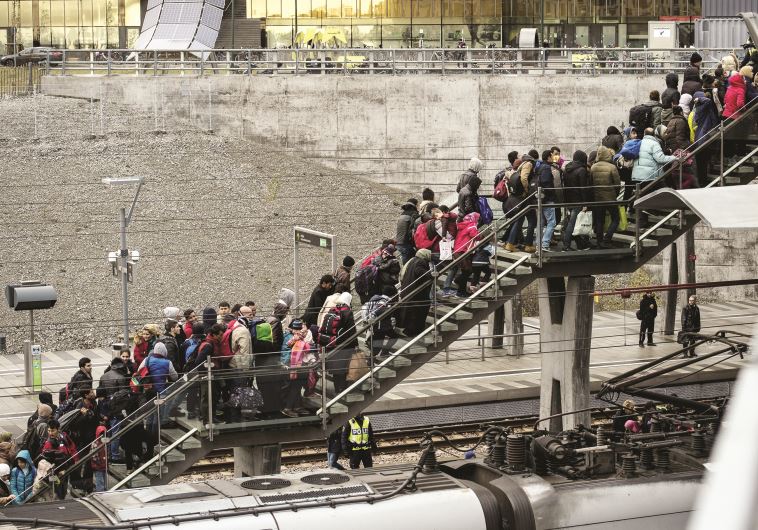 פליטים על גשר ארסונד. צילום: רויטרס