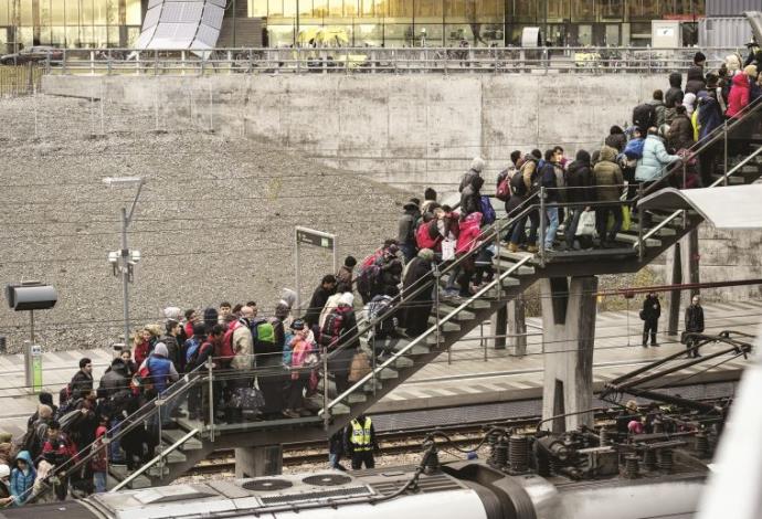 פליטים על גשר ארסונד (צילום:  רויטרס)