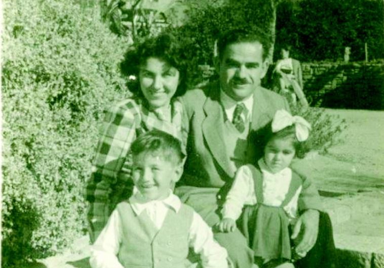 עם אשתו שלומית וילדיו, שנות ה-50 