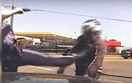 השוטר תוקף את האופנוען, אורגון (צילום: צילום מסך)